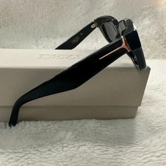 DEZI BLACK ‘ON READ’ SUNGLASSES - Picture 8 of 11
